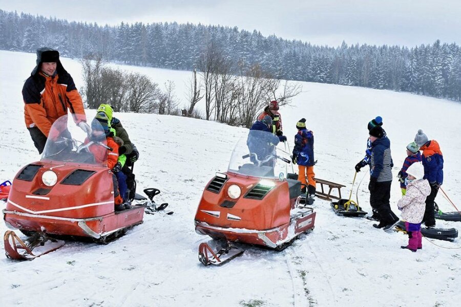 Schnee lockt zum Rodeln nach Landwüst und Bad Brambach - Viel Andrang herrschte am Samstag bei einem Rodelspaß auf Fischers Plätzel in Landwüst. Organisiert wurde das lustige Treiben von der Feuerwehr, die auch für einen Schneemobil-Shuttle sorgte. 
