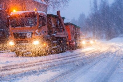Schnee sorgt für Behinderungen auf Sachsens Straßen - 