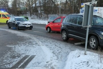 Schnee und Blitzeis legen Verkehr auf Straßen lahm - Zu einem Glätteunfall kam es auf der B 169 in Bad Schlema.