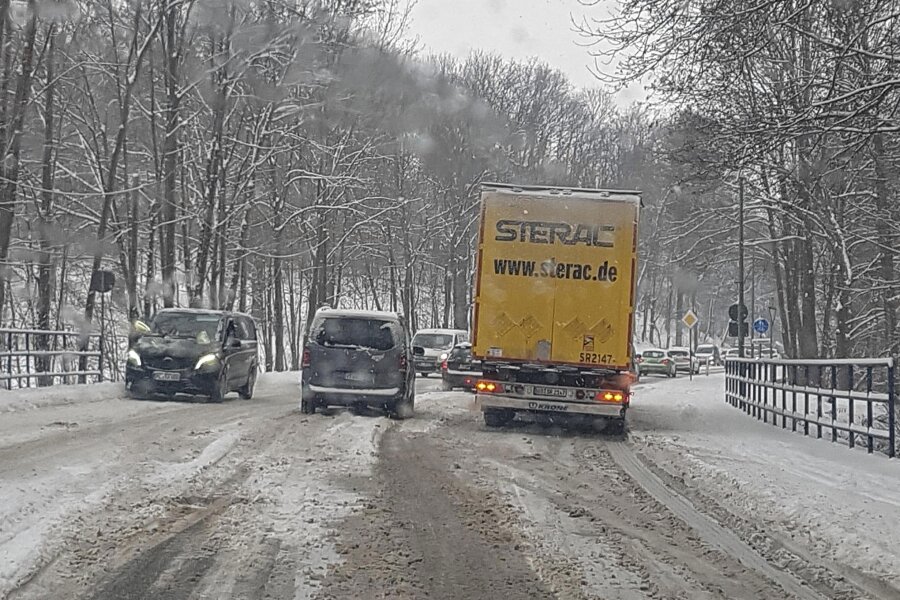 Schnee und Eis am Donnerstag im Vogtland: Polizei registriert mehr als 40 Unfälle - Lkw-Fahrer kämpften am Donnerstag schon mit leichten Steigungen - so wie hier auf der B 92 in Plauen Richtung Oelsnitz.