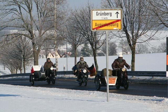 Schnee und Eis lassen Motorradfahrer kalt - Die ersten Biker sind angekommen.
