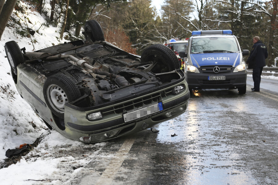 Schnee und Eis sorgen für Unfälle in der Region - Mehrere Schwerverletzte - Auf der B173 zwischen Oederan und Falkenau kam am Sonntag ein Renault Megane ins Schleudern.