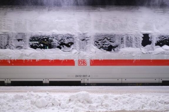 Schnee und Eis: Züge in der Region mit Verspätungen und Ausfällen - Schneefall und Glätte haben den Bahnverkehr in und um Sachsen teilweise zum Erliegen gebracht.