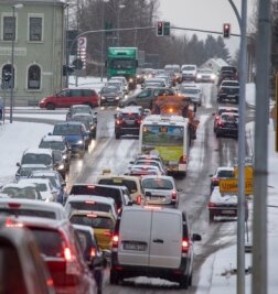 Schnee und Glätte behindern Verkehr - Auch auf der Feldschlösschenkreuzung in Annaberg-Buchholz kam es zu Verkehrsbehinderungen. 