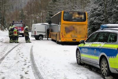 Schnee und Glätte behindern Verkehr im Westerzgebirge - Auf winterglatter Fahrbahn geriet am Morgen ein Kleintransporter auf der Bundesstraße 283 nahe Schönheide ins Schleudern und kollidierte mit einem Linienbus. Bei dem Unfall wurden zwei Personen verletzt. 