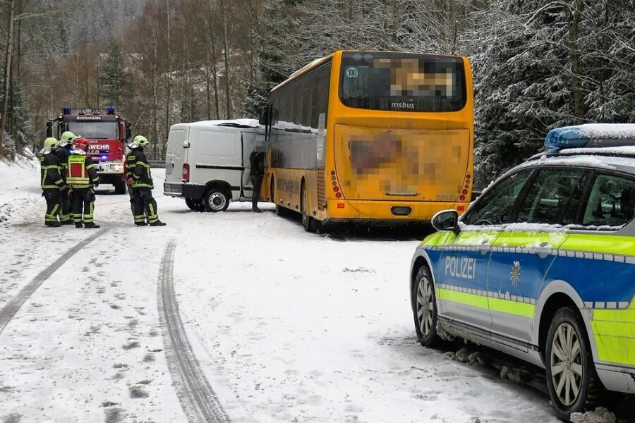 Auf winterglatter Fahrbahn geriet am Morgen ein Kleintransporter auf der Bundesstraße 283 nahe Schönheide ins Schleudern und kollidierte mit einem Linienbus. Bei dem Unfall wurden zwei Personen verletzt. 