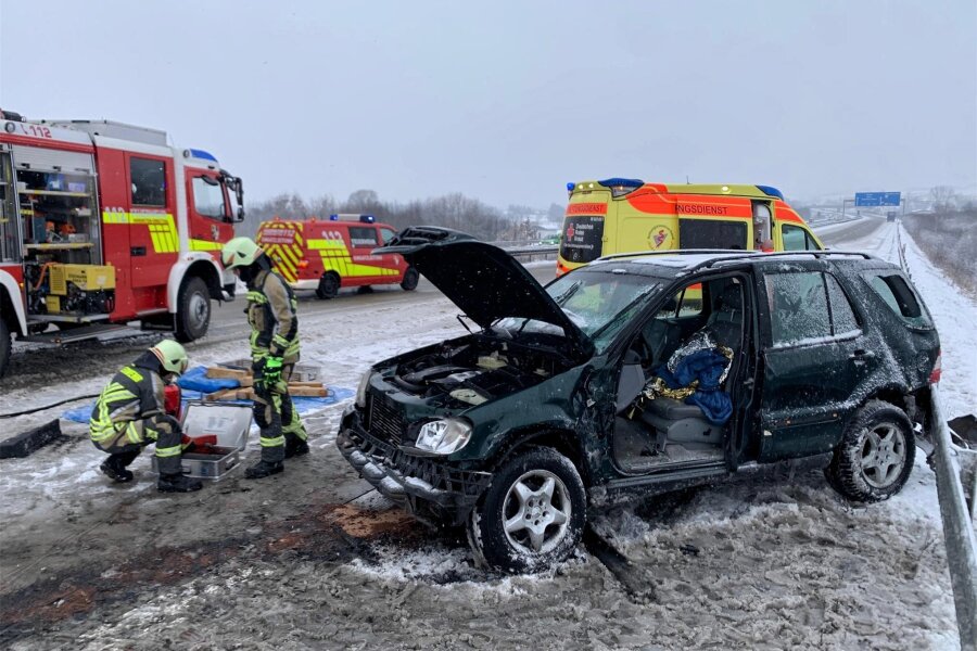 Schnee und Glatteis in Sachsen: Unfälle, Flugausfälle, Autobahnsperrungen - so war der Donnerstag - Eine Mercedes-Fahrerin musste nach einem Unfall auf der Autobahn A4 zwischen Hohenstein-Ernstthal und Glauchau-Ost aus ihrem Fahrzeug herausgeschnitten werden.