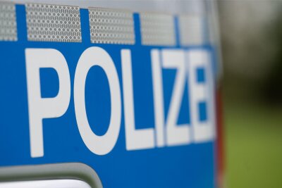 Schneeberg: Autofahrer beschädigt Hyundai und verschwindet - Die Polizei sucht den Verursacher eines Unfalls in Schneeberg.