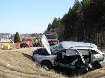 Schneeberg: Drei Verletzte bei Unfall auf der B 169 - Bei einem Verkehrsunfall auf der B 169 zwischen Schneeberg und Hundshübel sind am Montag drei Menschen verletzt worden.