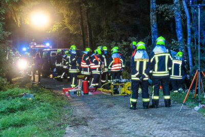 Schneeberg: Einsatzübung mit Schwerverletzten - Im Übungsszenario der Schneeberger Feuerwehren sowie der Rettungskräfte kamen insgesamt circa 40 Einsatzkräfte zur Unfallstelle.