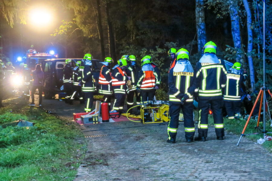 Schneeberg: Einsatzübung mit Schwerverletzten - Im Übungsszenario der Schneeberger Feuerwehren sowie der Rettungskräfte kamen insgesamt circa 40 Einsatzkräfte zur Unfallstelle.