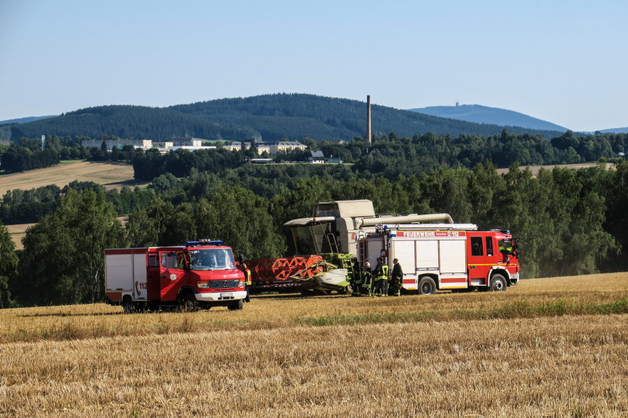 Schneeberg: Feldbrand schnell unter Kontrolle gebracht - Feldbrand nahe der B 93 in Schneeberg
