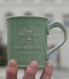Schneeberg hat erste eigene Glühweintasse - Die Bergstadt Schneeberg hat erstmals eine eigene Glühweintasse in Deutschland fertigen lassen. 