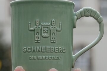 Die Bergstadt Schneeberg hat erstmals eine eigene Glühweintasse in Deutschland fertigen lassen. 
