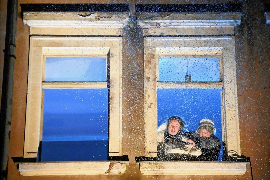 Schneeberg lädt Kinder in eine Stube voller Märchen - "Frau Holle verliert die Kontrolle" heißt ein Fenstertheaterstück, das in Schneeberg aufgeführt werden soll. 