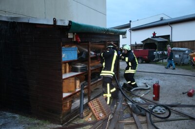 Schneeberg: Lagerschuppen steht in Flammen - 