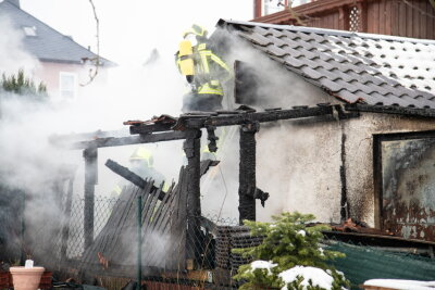 Schneeberg: Mülltonnen-Unterstand gerät in Brand - Hinter einem Haus an der Schachtstraße war das Feuer in einem Müllunterstand ausgebrochen.