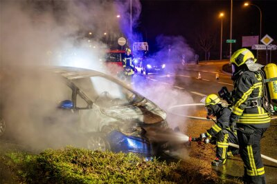 Schneeberg: Pkw brennt an der B 93 - Feuerwehrleute aus Schneeberg, Neustädtel, Griesbach und Bad Schlema rückten an, um den Brand zu löschen.