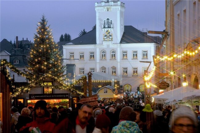 Schneeberg plant Weihnachtsmarkt - So festlich geschmückt im Glanz der Lichter soll der Weihnachtsmarkt in Schneeberg in diesem Jahr wieder erstrahlen. Foto: Hendrik Schmidt/dpa/Archiv