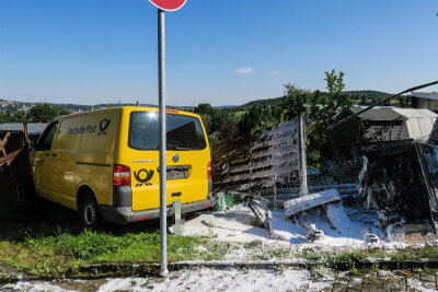 Schneeberg: Postauto macht sich selbstständig und löst Brand aus - Der führerlose VW rollte die Eibenstocker Straße hinunter und rammte einen Stromkasten, der Feuer fing.