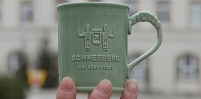 Schneeberg präsentiert Glühweintasse mit neuem Logo - Die Bergstadt Schneeberg hat erstmals eine eigene Glühweintasse in Deutschland fertigen lassen. 