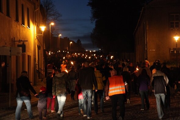 Rund 1000 Menschen sind am Samstagabend durch Schneeberg marschiert. Sie protestierten gegen die Unterbringung von Asylbewerbern in der früheren Jägerkaserne.