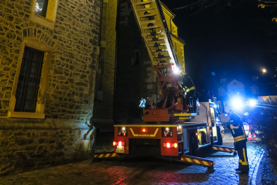 Schneeberg - Rettungsübung im Kirchendach - Die Feuerwehr hatte den Korb der Drehleiter auf etwa 20 Meter ausgefahren.