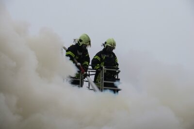 Schneeberg: Scheune mit Heuballen geht in Flammen auf - 
