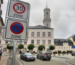 Schneeberg sucht weiter nach einem Verkehrskonzept für die Innenstadt - Die neuen Schilder stehen schon. In der Schneeberger Innenstadt gilt jetzt eine Geschwindigkeitsbeschränkung auf 30 Stundenkilometer.