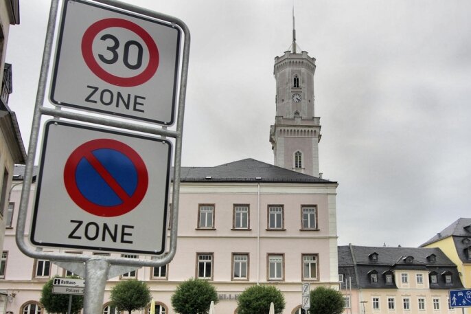 Schneeberg sucht weiter nach einem Verkehrskonzept für die Innenstadt - Die neuen Schilder stehen schon. In der Schneeberger Innenstadt gilt jetzt eine Geschwindigkeitsbeschränkung auf 30 Stundenkilometer.