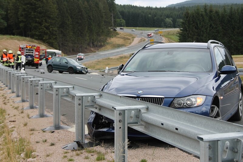 Schneeberg: Zwei Verletzte nach schwerem Unfall auf B 169 - Auf der als "Highway" bekannten Neubaustrecke aus Richtung Schneeberg nach Stützengrün prallten beide Autos seitlich aneinander.