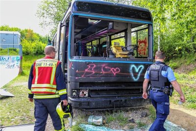Schneeberger Jugendliche entdecken Brand in einem ausrangierten Bus - und helfen - Der ausrangierte Bus, der für einen Großeinsatz gesorgt hat. 