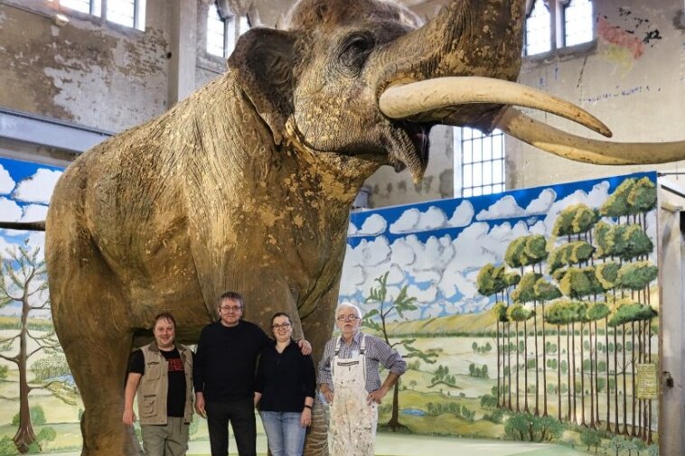 Elefantenstarkes Team: In der Pfännerhall Braunsbedra hat Günter Eckardt (r.) mit Dominique Görlitz (l.), Harald Lanta und Heike Vogel den Hintergrund für die Präsentation des Urelefanten geschaffen. 