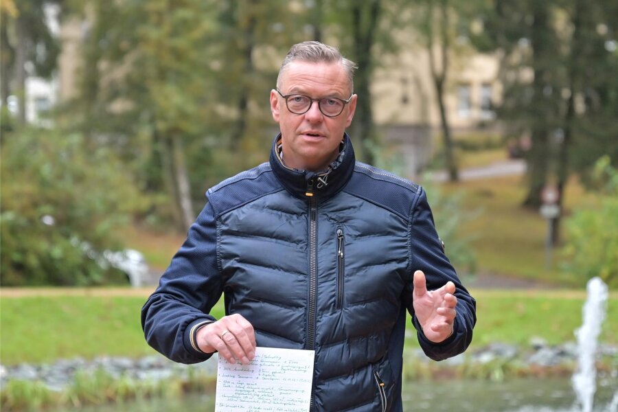 Schneeberger Stadtpark hat Frischekur erhalten - Bürgermeister Ingo Seifert bei einem Vor-Ort-Termin im Schneeberger Stadtpark.
