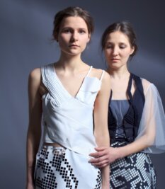 Schneeberger tüfteln an der Mode der Zukunft - Innerhalb eines Upcycling-Projektes sind diese beiden hier gezeigten Modelle von Laura Petter und Adriana Riedel entstanden.
