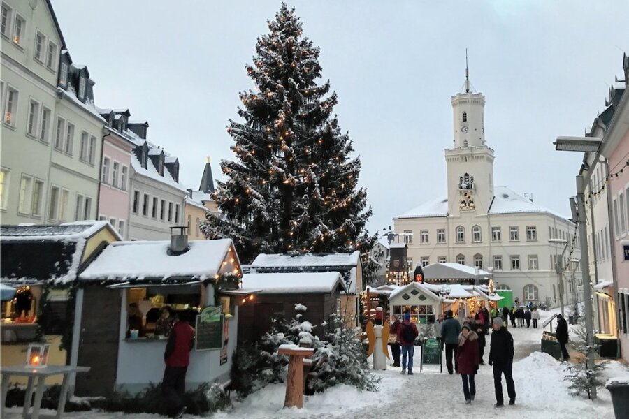 Schneeberger Weihnachtsmarkt: Händler von großem Zuspruch überrascht - In diesem Jahr konnten sich die Schneeberger über einen weißen Weihnachtsmarkt freuen. Der Zuspruch der Besucher war auch an den Werktagen gut. 