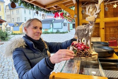 Schneeberger Weihnachtsmarkt startet nach zwei Jahren Pause durch - Saskia Schanze hilft beim Aufbau der Stände von Florian Schanze. Er bietet unter anderem Langos, Knobi-Brot und Getränke an. 