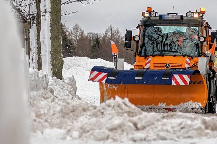 Schneechaos nach Wintergewitter - Ein Winterdienstfahrzeug der Straßenmeisterei Zöblitz räumt am Donnerstag an der Bundesstraße 171 bei Grundau. 