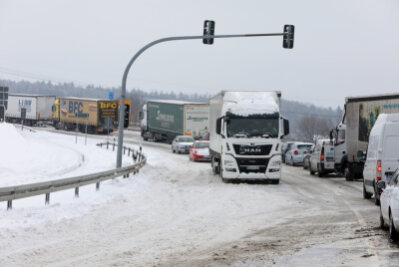 Schneefall bremst Verkehr im Landkreis Zwickau aus - Wegen querstehender Lkw war den ganzen Montagvormittag über die Anschlussstelle der A 4 in Hohenstein-Ernstthal in Richtung Dresden kurzzeitig gesperrt. 
