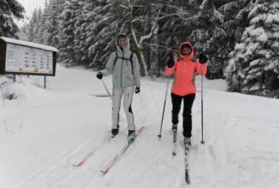 Schneefall führt Wintersportler auf ersehnte Spur - Grit Kittig (links) und Ina Stefan sind am Samstag gemeinsam auf der Kammloipe unterwegs gewesen. 
