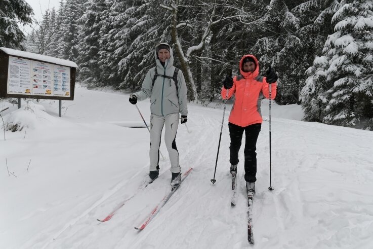 Schneefall führt Wintersportler auf ersehnte Spur - Grit Kittig (links) und Ina Stefan sind am Samstag gemeinsam auf der Kammloipe unterwegs gewesen. 