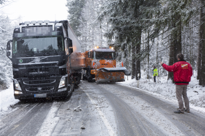 Schneefall führt zu Behinderungen auf Sachsens Straßen - 