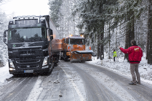 Schneefall führt zu Behinderungen auf Sachsens Straßen - 