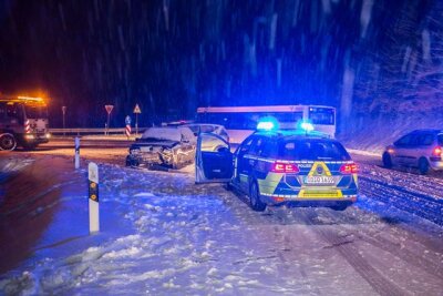 Schneefall im Erzgebirge: Tief Emma sorgt für Unfälle und Behinderungen - Auch in Zwönitz auf der S268 krachte es am Freitag auf schneebedeckter Straße.