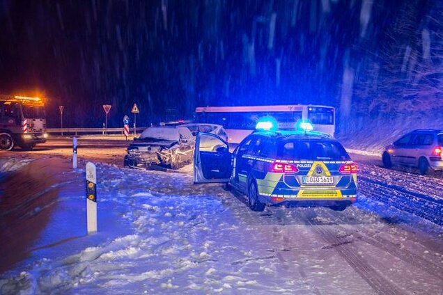 Schneefall im Erzgebirge: Tief Emma sorgt für Unfälle und Behinderungen - Auch in Zwönitz auf der S268 krachte es am Freitag auf schneebedeckter Straße.