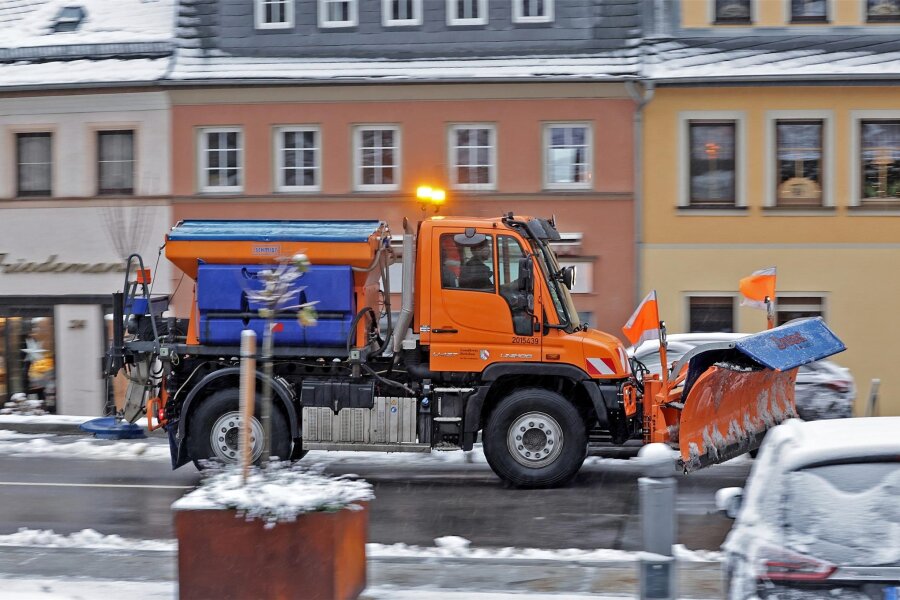Schneefall im Landkreis Zwickau: Viele Unfälle und Chaos rund um die A72-Anschlussstelle Zwickau-West - Der Winterdienst war am Dienstagfrüh auch in Hohenstein-Ernstthal unterwegs.