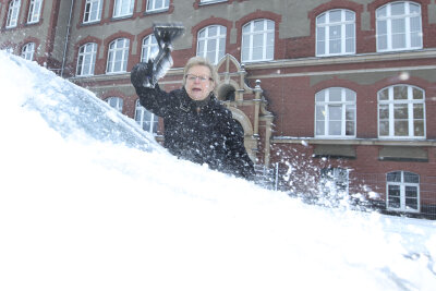 Schneefall: Im Vogtland bleibt das Chaos aus - Wintereinbruch Plauen: Hebamme Erika Malz hat Hausbesuch, doch zuvor muss das Auto vom Schnee befreit werden. 