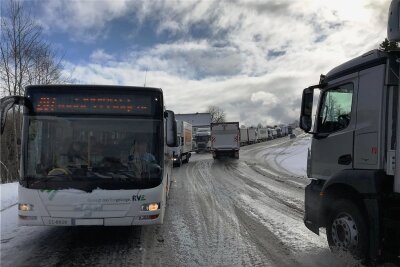 Schneefall löst Staus und Unfälle rund um Zschopau aus - Auch Busse standen auf der Bundesstraße 174 im Stau. 