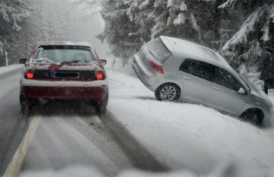 Schneefall sorgt für glatte Straßen - Mehrere Autos landen im Graben - 