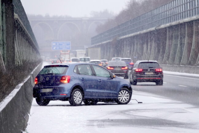 Schneefall sorgt für Probleme: Schwerer LKW-Unfall auf A4 bei Zwickau führte zur Autobahn-Sperrung - Auf der A 4 zwischen den Ausfahrten Glösa und Chemnitz-Mitte verlor ein Fahrer die Kontrolle über sein Fahrzeug.